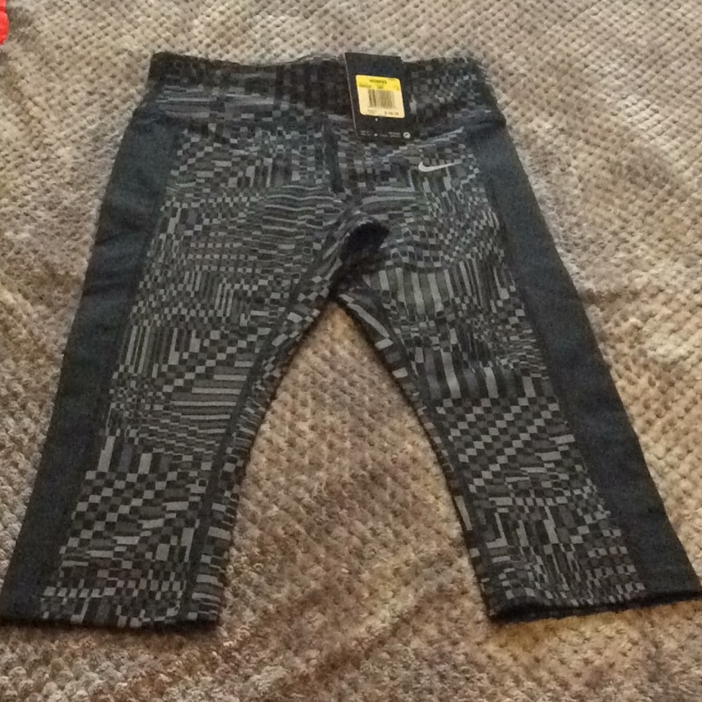 Nike Epic Lux (Tight Fit) Capri.